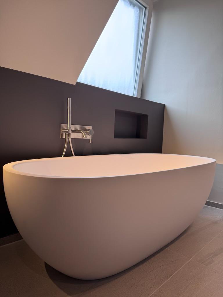 Freistehende Badewanne - Fugenloser Boden & maßgefertigte Nische