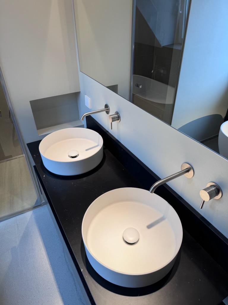 Waschtisch-Design - Mineralische Wandgestaltung mit Doppelbecken