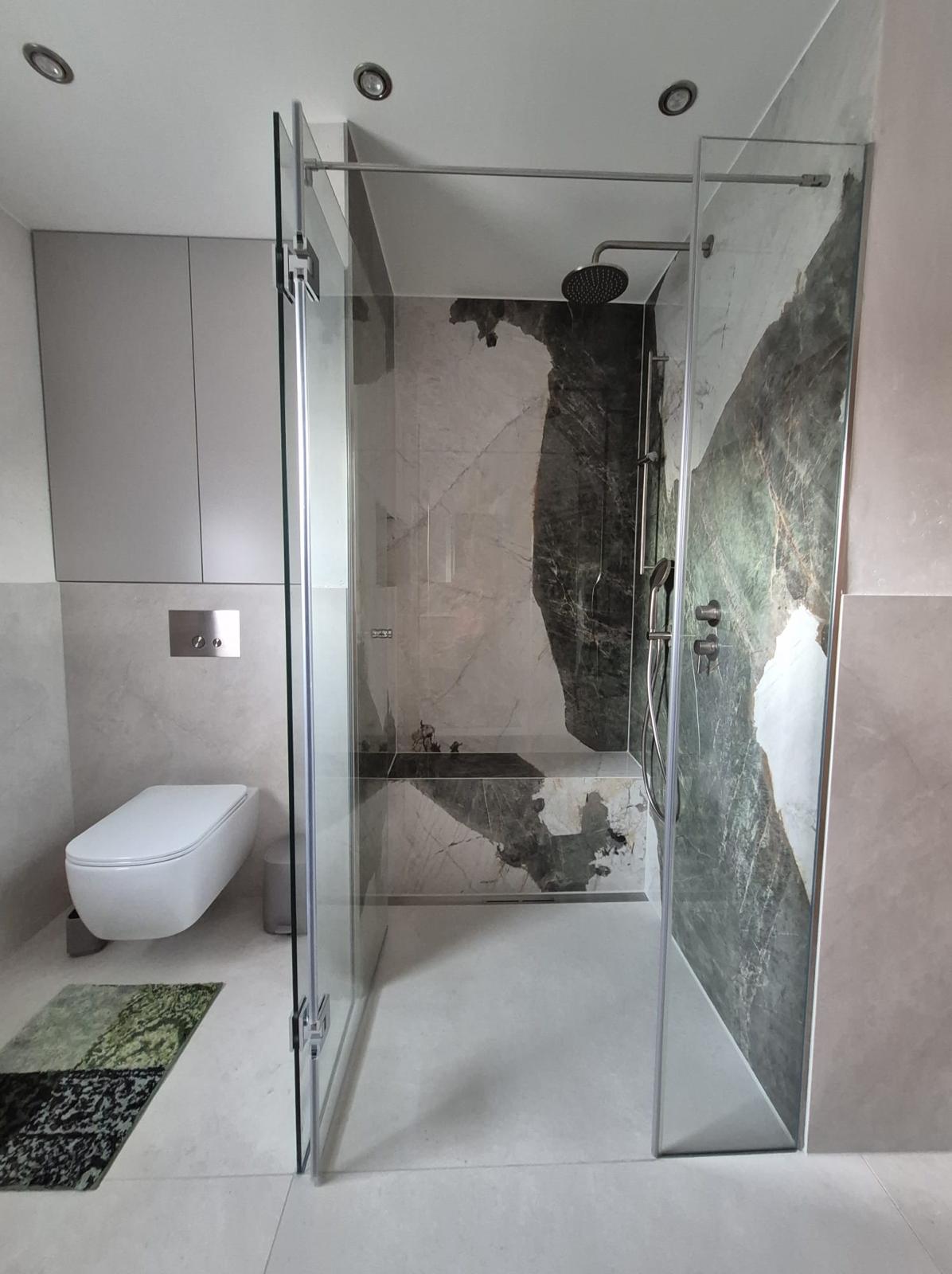 Walk-In Dusche - Großformatige Marmor-Optik mit Glaselementen